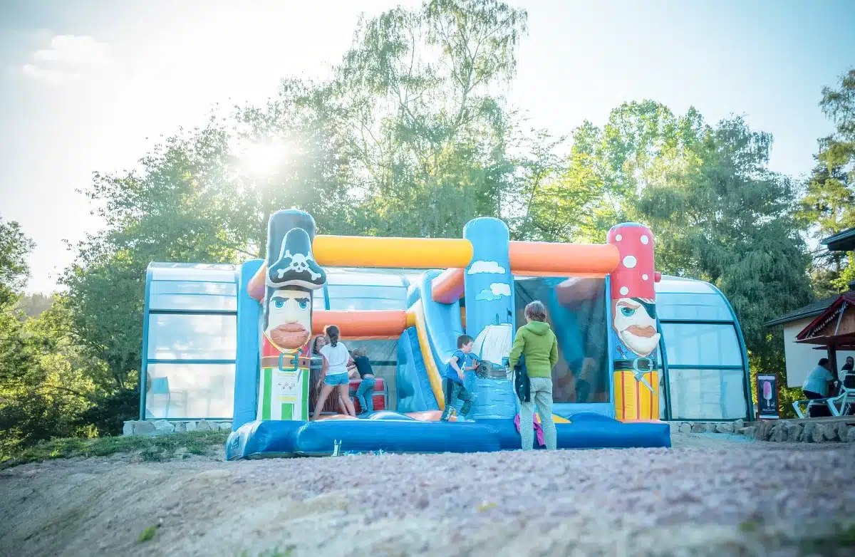 chateau gonflable enfant camping les chanterelles